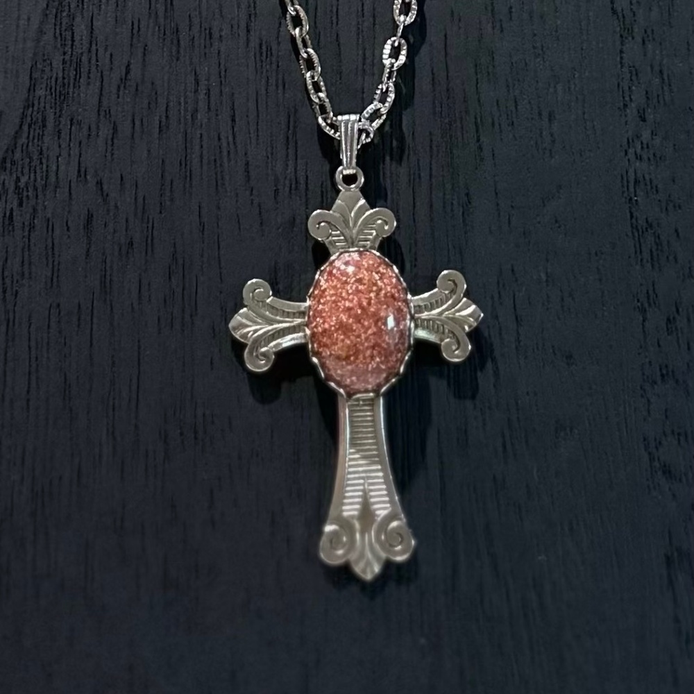 ✨ Elegant Cross Pendant Necklace with Sparkling Stone Centerpiece ✨